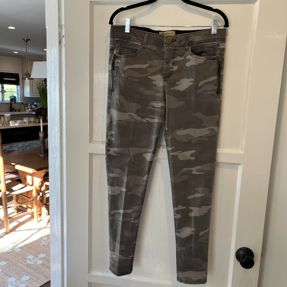 Democracy Women's "Ab"solution ankle-skimmer camouflage jeans, size 10